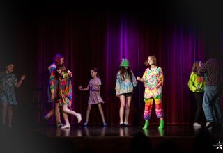 Młodzi aktorzy na scenie