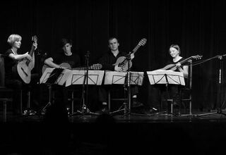 Zdjęcie grupy gitarzystów