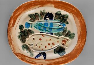 Ceramiczny talerz z kolorowymi rybami na środku
