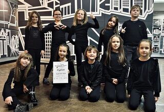 Zespół dziecięcy w czarnych strojach