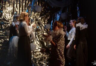 Młodzież podczas improwizacji scenicznej, w tle choreografia z folii