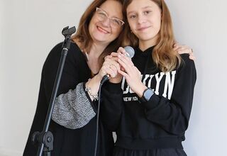 Zdjęcie: uśmiechnięte kobieta i nastolatka z mikrofonem w ręku