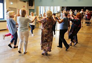 Zdjęcie: Kobiety tańczące w kole