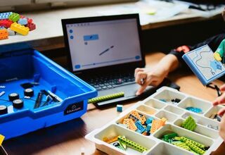 Zdjęcie: komputer, klocki lego i dziecięce ręce