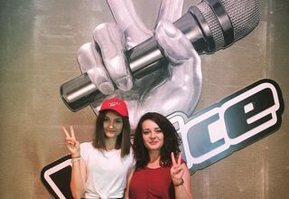 Zdjęcie: Kobieta i nastolatka, w tle ściana z grafiką Voice i mikrofonem