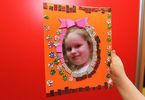 Zdjęcie dziecka w kolorowej zdobionej ręcznie ramce