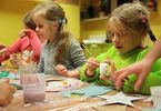 Dziewczynki podczas prac plastycznych