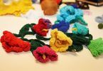 Kolorowe kwiaty wykonane na szydełku