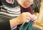 Kobiety szyjące na szydełku