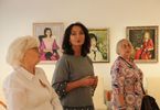 Trzy kobiety oglądają wystawę obrazów