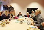 Uśmiechnięte kobiety podczas warsztatów tworzenia gwiazdek