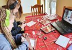 Dwie dziewczynki tworzące własne dzieła na podstawie filmiku z laptopa