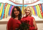 Barbara Bzdek i Bogusia Ołowska na tle pracy ze skrzydłami