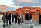 Grupka kobiet. W tle port i zabudowania Gdańska