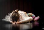Baletnice na scenie wykonują ćwiczenie