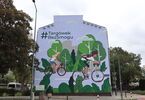 Mural z napisem Targówek bez smogu przedstawiający drzewa i rowerzystę