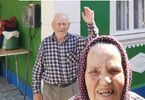 Kobieta starsza w chustce i mężczyzna starszy stoi za nią, na górze napis Kto zgasi światło? Opowieści z Mołdawii