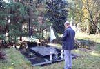Mężczyzna stoi przed grobem arcybiskupa metropolity warszawskiego Kakowskiego