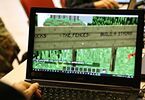 Dziecko przed laptopem z zieloną grafiką minecraft