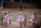Dziewczynki na parkiecie w strojach baletowych