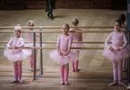 Trzy dziewczynki na parkiecie w strojach baletowych