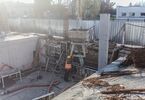 Pracownik budowy podczas lania betonu