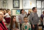 Dzieci i dorośli zwiedzający wystawę