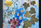 Obrazek w czarnej ramie z kompozycją z suszonych kwiatów, ziół i traw