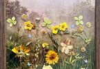 Obrazek w ciemnej ramie z kompozycją z suszonych kwiatów, ziół i traw
