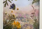 Obrazek w jasnej ramie z kompozycją z suszonych kwiatów, ziół i traw