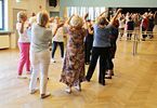 Seniorzy tańczą