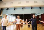 Seniorzy tańczą
