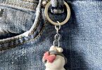 Ceramiczna zawieszka przy spodniach jeansowych