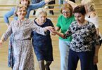 Seniorzy tańczą