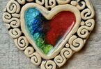 Zdjęcie: ceramiczne serce w środku mix kolorów a na zewnątrz beżowa mozaika