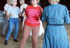 Zdjęcie: Uśmiechnięte kobiety w pozach tanecznych na parkiecie