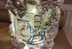 Zdjęcie: lampion ze szkła, ozdobiony w technice decoupage, z przyklejonymi motywami Bożego Narodzenia