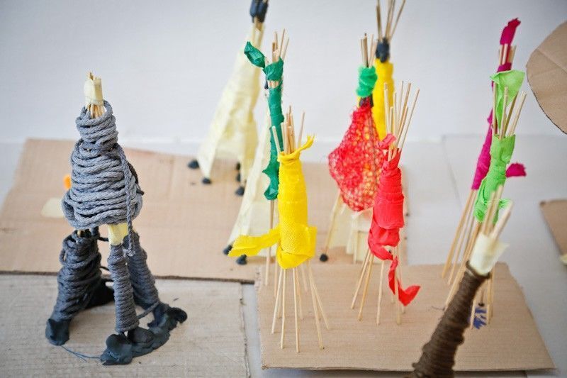 Długie patyczki połączone kolorowymi sznurkami