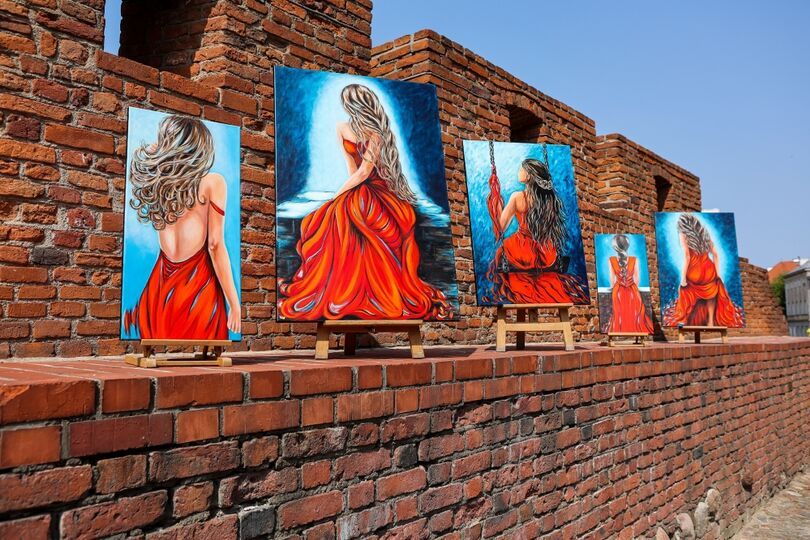 Obrazy na tle barbakanu