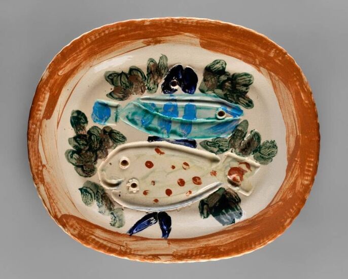 Ceramiczny talerz z kolorowymi rybami na środku